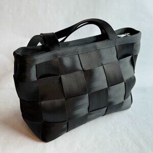 Harveys Black Original Seatbelt Bag Medium Size with Zipper Closure